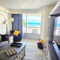 Direct Oceanfront 1 bedroom w/kitchen & balcony