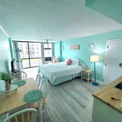 Oceanside Beachy King Studio w/pool & tiki bar