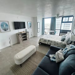 Oceanview w/tiki bar, pool, kitchenette - Studio