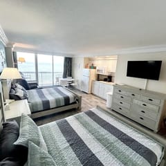 Private balcony oceanfront studio w/kitchen