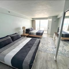 Updated 1 bedroom w/balcony, pool, hot tub