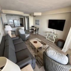 Spacious 1bdrm direct oceanfront w/private balcony