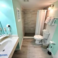 Adjoining studios w/kitchenettes, oceanview, pool