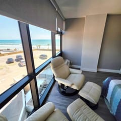 Oceanside Adjoining Studios w/pool & tiki bar