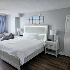 3 Oceanview Studios connecting w/pool, tiki bar