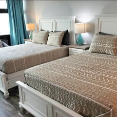 Coastal 2 queen Unit w/kitchenette, pool, tiki bar