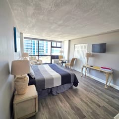 King Deluxe Oceanview w/tiki bar-pool, kitchenette