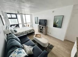Oceanview studio w/queen bed, pool, tiki bar - Image 2