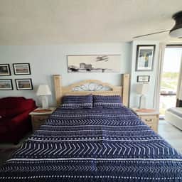 Cozy King Oceanview Studio w/pool & tiki bar - Image 4