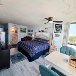 Cozy King Oceanview Studio w/pool & tiki bar - Image 3