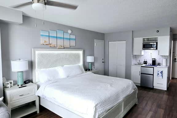 Spectacular New King Studio w/kitchenette, pool - Image 1