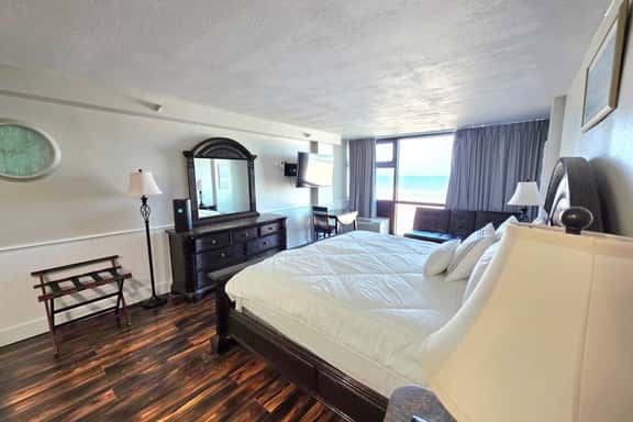 Beachfront Studio fit for a King - Image 1