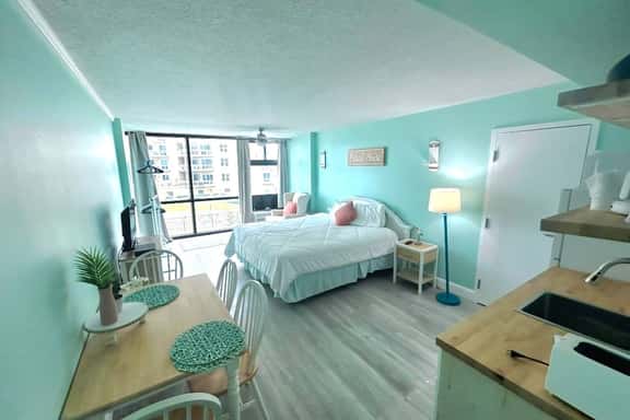 Oceanside Beachy King Studio w/pool & tiki bar - Image 1