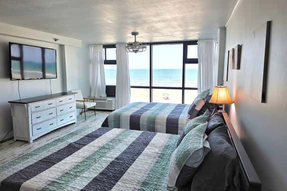 Oceanfront Studio 2 Queen beds kitchenette & pool - Image 1
