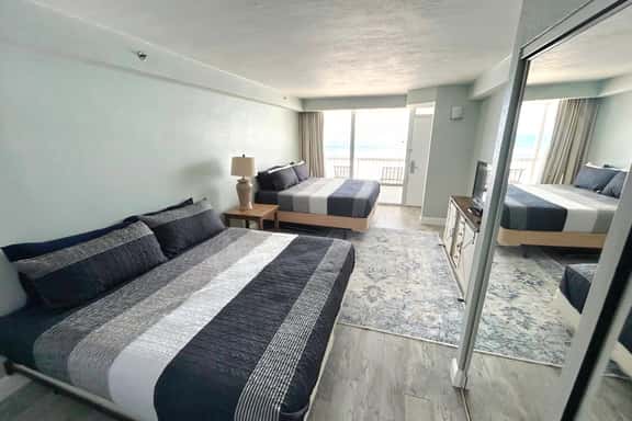 Updated 1 bedroom w/balcony, pool, hot tub - Image 1