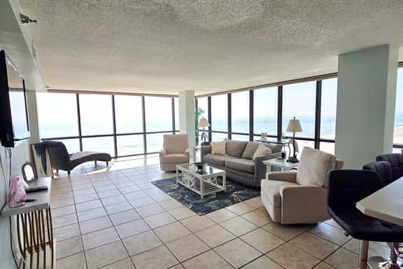 Penthouse Paradise ~ deluxe 2 bedroom 2 bathroom - Image 1