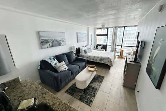 Oceanview studio w/queen bed, pool, tiki bar - Image 1
