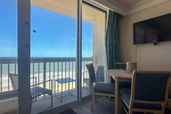 Surf N Sun spectacular oceanfront studio w/balcony - Image 1