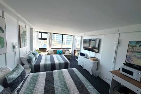 Oceanview cozy studio w/beachfront pool & tiki bar - Image 1