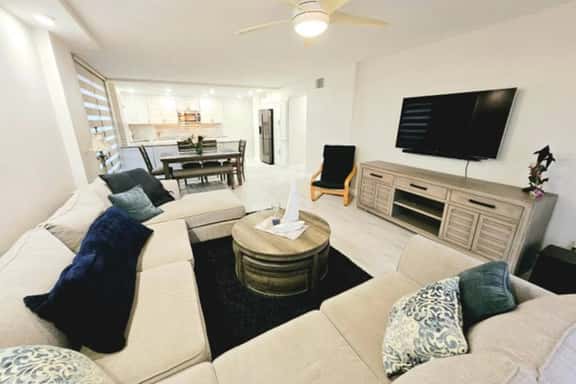 Stylish beach condo 2 bed 2 bath panoramic balcony - Image 1