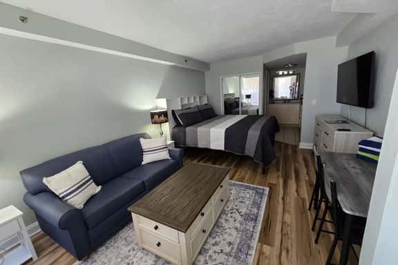 New updated Studio w/indoor outdoor pool, hot tub - Image 1