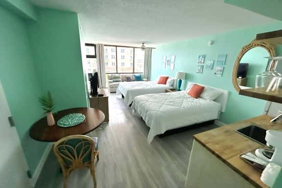 Beachy Oceanview Updated Studio w/pool & tiki bar - Image 1