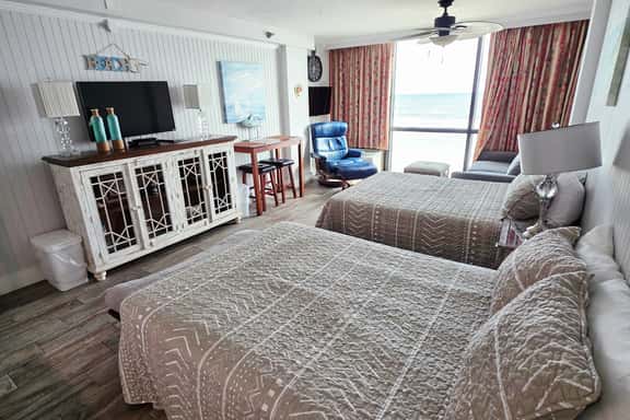 Sunrise Oceanfront 2 Full Studio w/kitchen & pool - Image 1