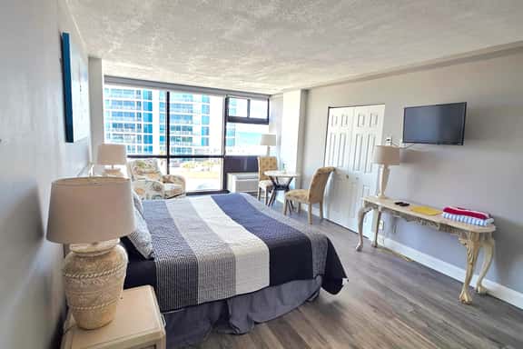 King Deluxe Oceanview w/tiki bar-pool, kitchenette - Image 1