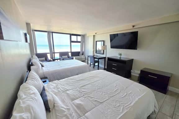 Oceanfront Studio 2 Queen beds kitchenette & pool - Image 1