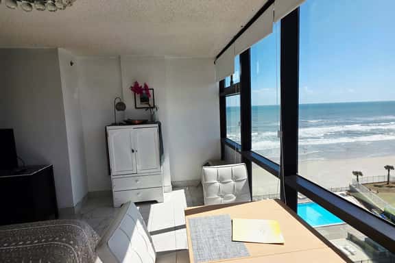 Elegant Double Queen Studio w/pool & kitchenette - Image 1