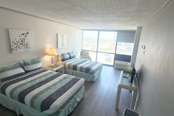 Oceanview Studio w/kitchenette, pool, tiki bar - Image 1