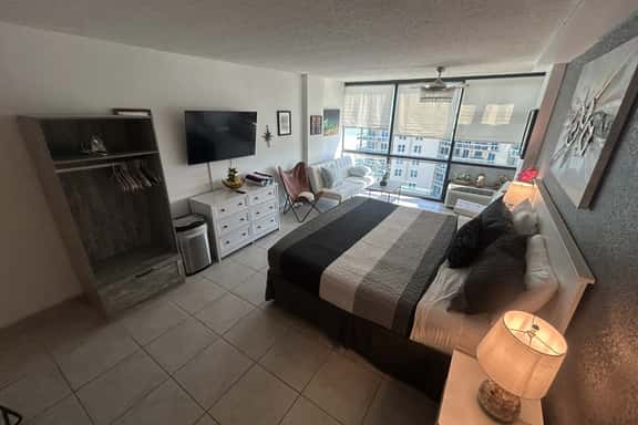 Ocean View King Studio w/pool, tiki bar - Image 1