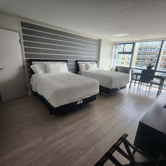 Elegant Daytona Beachview Studio, pool, tiki bar - Image 1