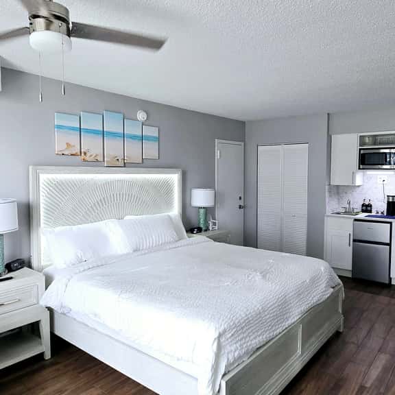 Spectacular New King Studio w/kitchenette, pool - Image 1
