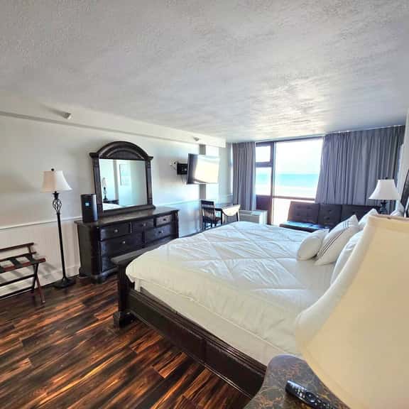Beachfront Studio fit for a King - Image 1