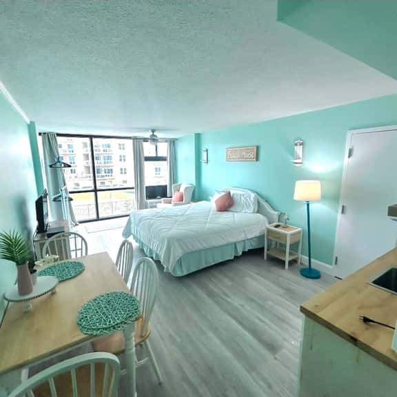Oceanside Beachy King Studio w/pool & tiki bar - Image 1