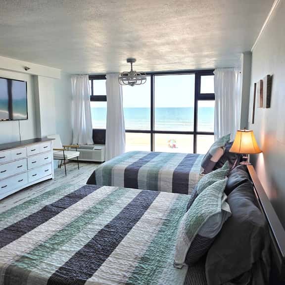 Oceanfront Studio 2 Queen beds kitchenette & pool - Image 1