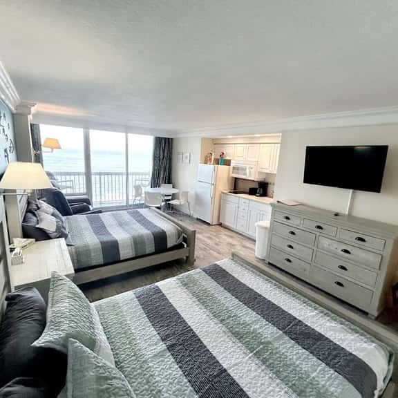 Private balcony oceanfront studio w/kitchen - Image 1