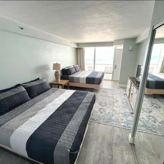 Updated 1 bedroom w/balcony, pool, hot tub - Image 1