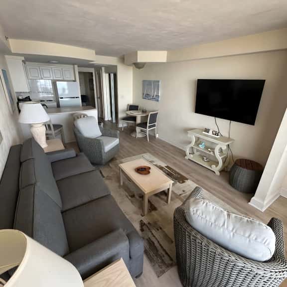 Spacious 1bdrm direct oceanfront w/private balcony - Image 1