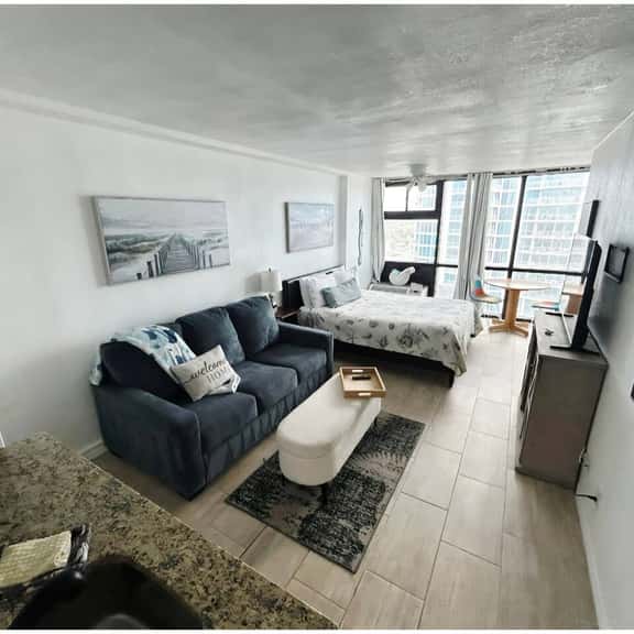 Oceanview studio w/queen bed, pool, tiki bar - Image 1