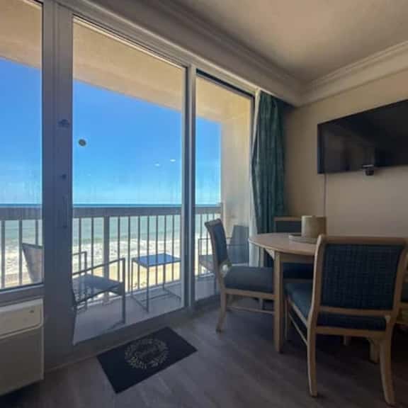 Surf N Sun spectacular oceanfront studio w/balcony - Image 1