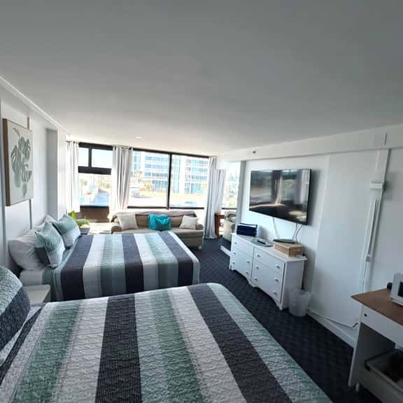 Oceanview cozy studio w/beachfront pool & tiki bar - Image 1