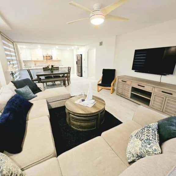 Stylish beach condo 2 bed 2 bath panoramic balcony - Image 1