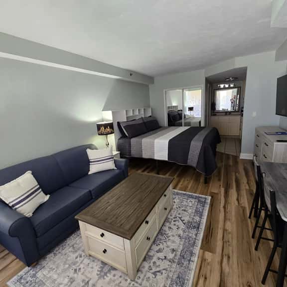 New updated Studio w/indoor outdoor pool, hot tub - Image 1