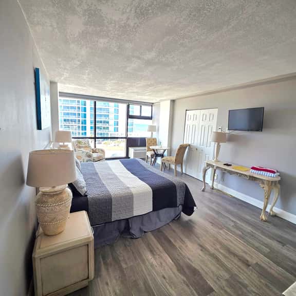 King Deluxe Oceanview w/tiki bar-pool, kitchenette - Image 1