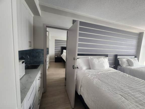 Elegant Daytona Beachview Studio, pool, tiki bar - Image 3