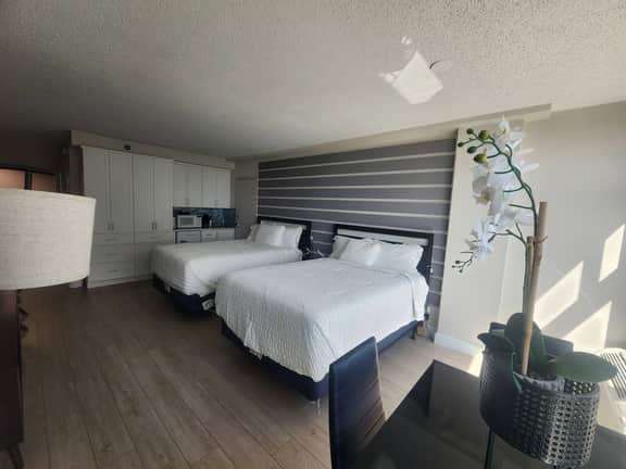 Elegant Daytona Beachview Studio, pool, tiki bar - Image 4