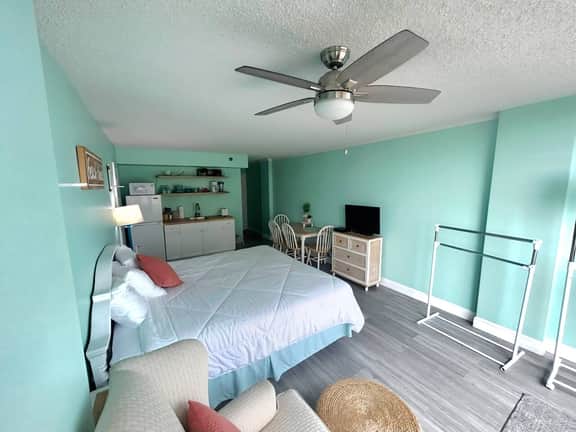Oceanside Beachy King Studio w/pool & tiki bar - Image 2