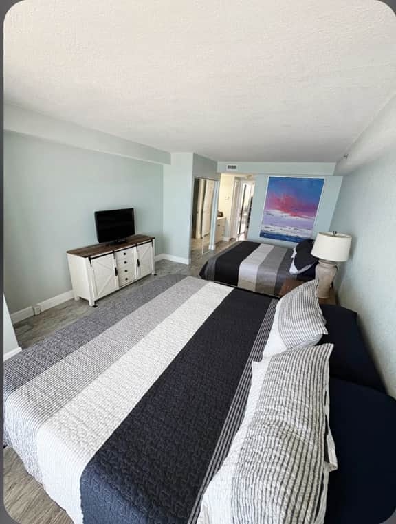 Updated 1 bedroom w/balcony, pool, hot tub - Image 4